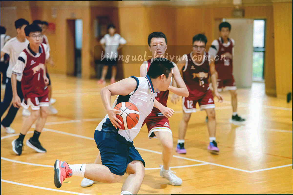 夜间场馆外围灯光与入场通道的冷色调局部